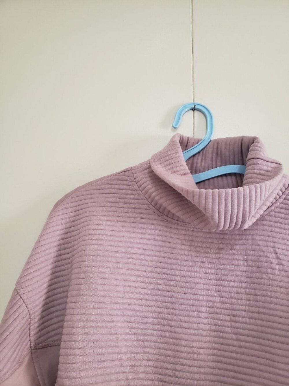 Tahari Sport Women M Sweatshirt Cowl Neck Pink Quilted Athletic Outdoor Thumbies - Picture 3 of 5